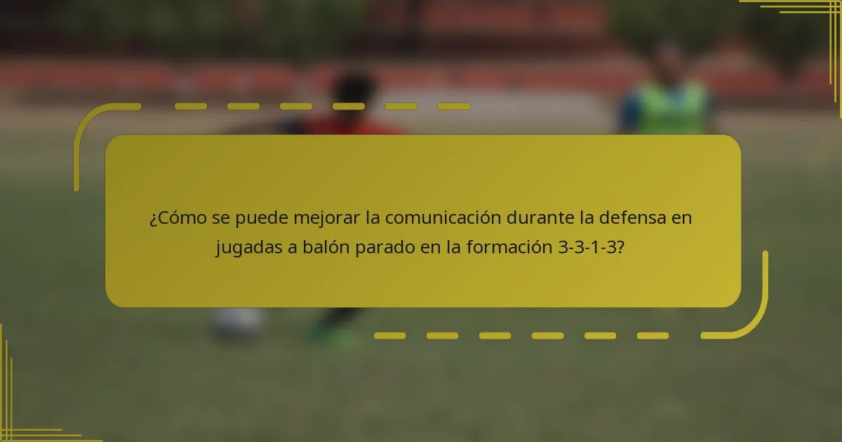 ¿Cómo se puede mejorar la comunicación durante la defensa en jugadas a balón parado en la formación 3-3-1-3?