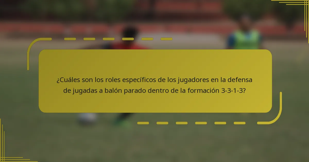 ¿Cuáles son los roles específicos de los jugadores en la defensa de jugadas a balón parado dentro de la formación 3-3-1-3?
